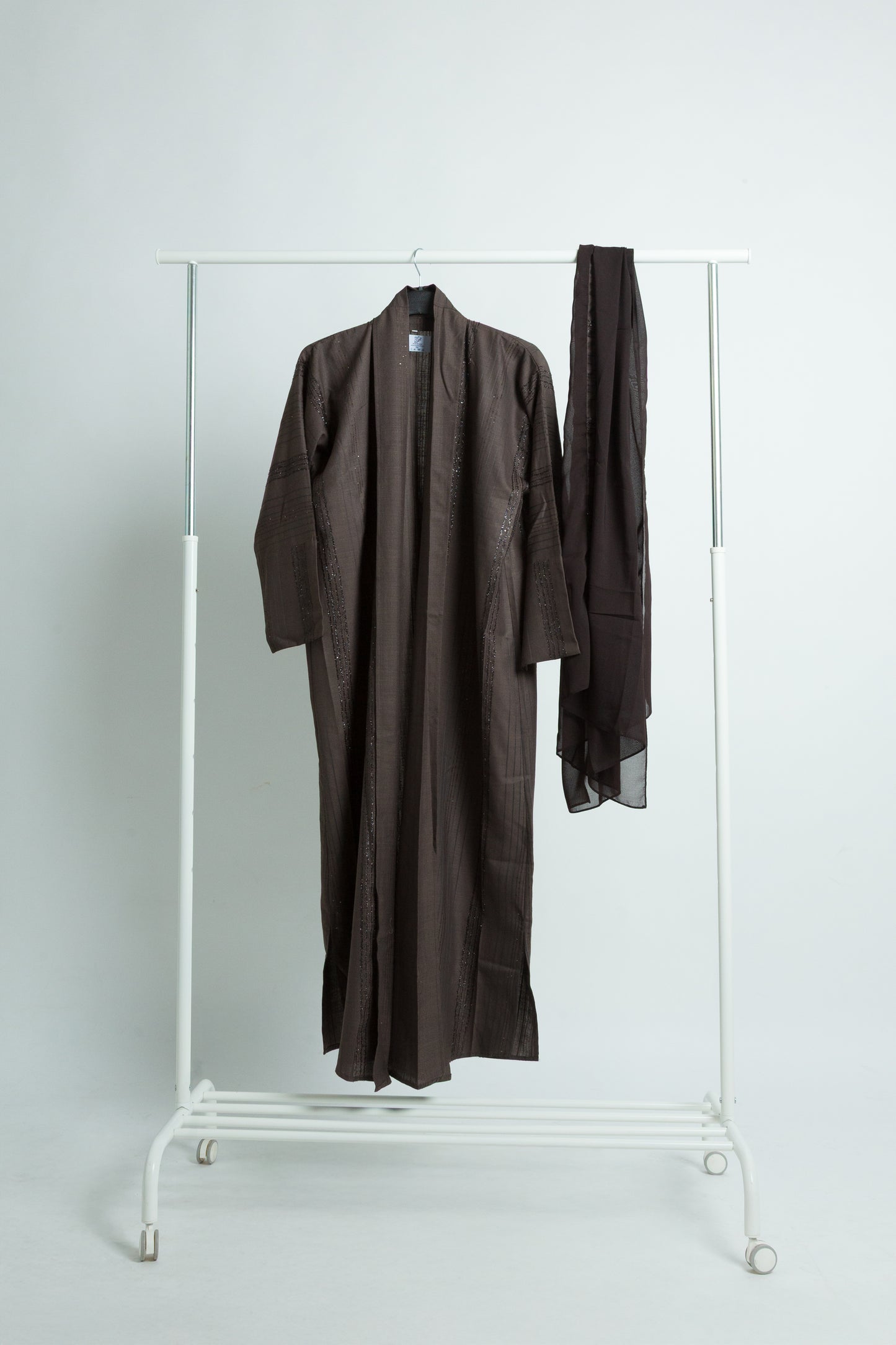 "Chocolate-Colored Abaya – A Soft Touch for an Elegant Look"